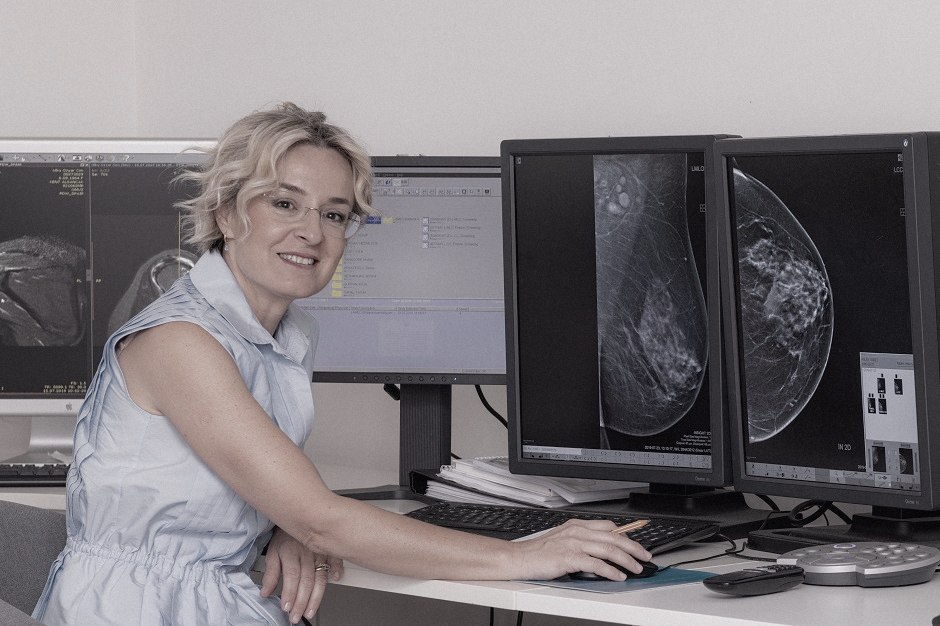Raporlama istasyonunda mamografi görüntülerini değerlendiren radyoloji uzmanı